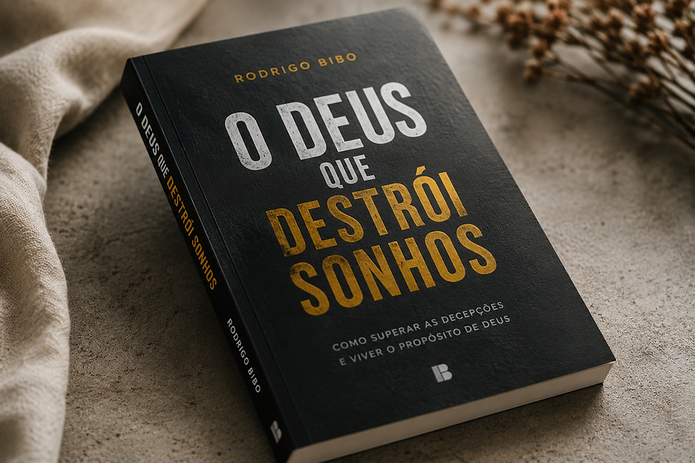Capa do livro O Deus que Destrói Sonhos de Rodrigo Bibo deitado sobre mesa cinza minimalista.