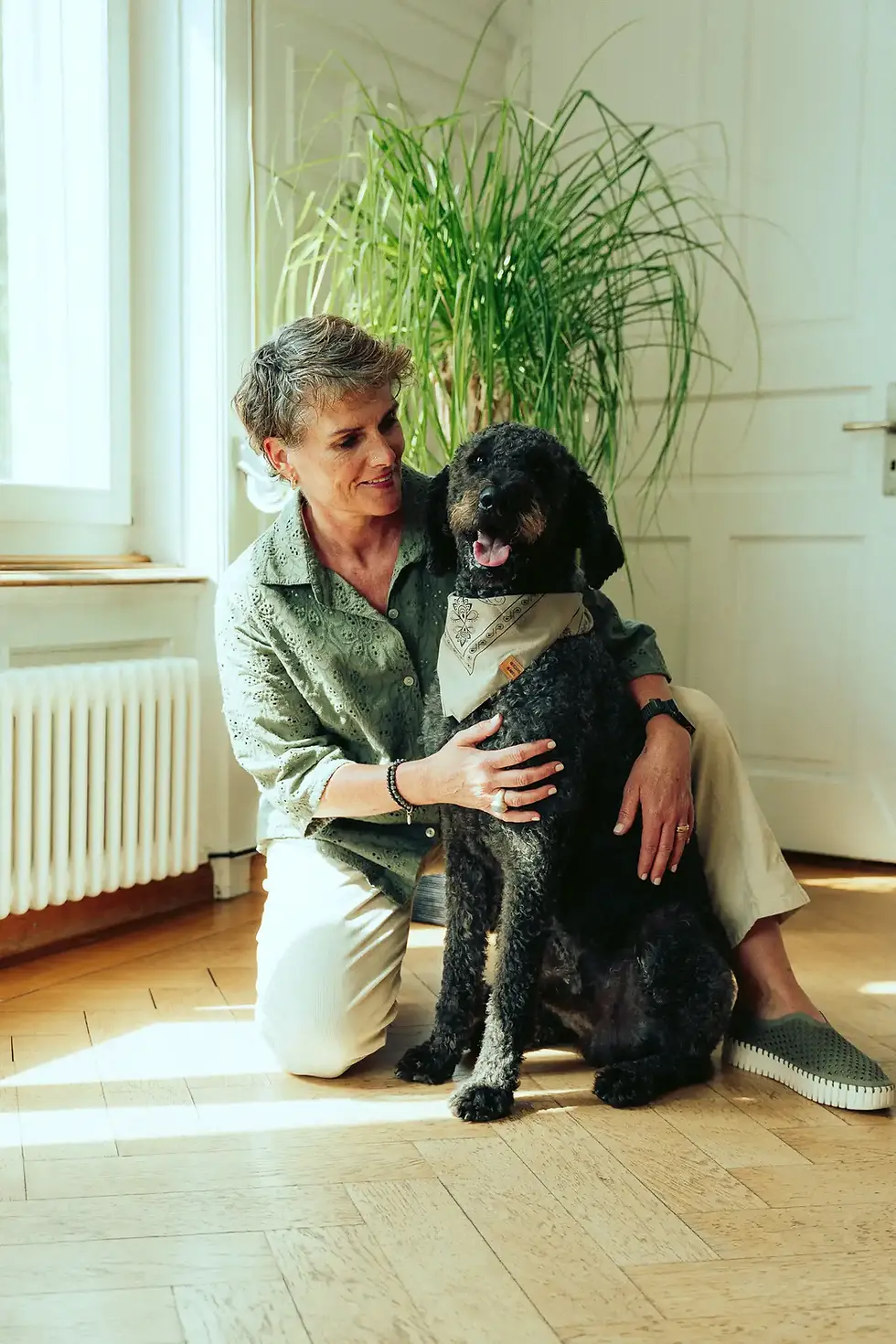 Ergotherapeutin Esther Müller mit ihrem Therapiehund in der Praxis in St. Gallen