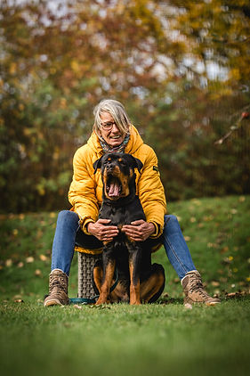 Dame mit jungem Rottweiler