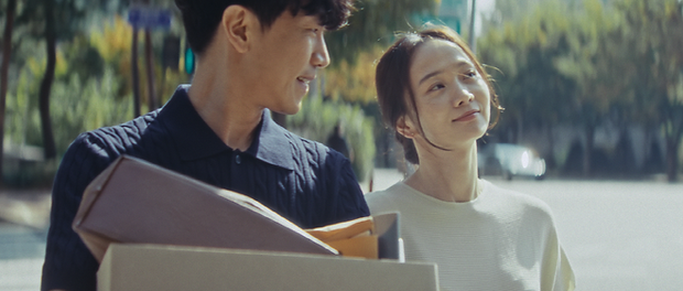 edited_횡단보도 위 윤영_스틸 (1)_main.png