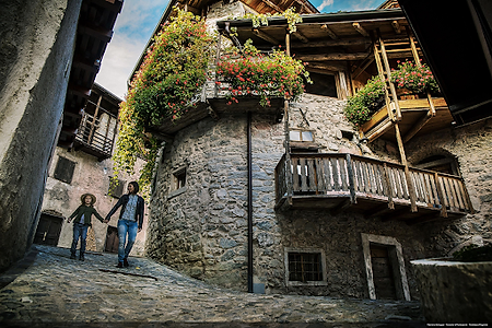 Un auténtico museo al aire libre, rodeado de un paisaje único en su género , el que solo las Dolomitas del Brenta pueden ofrecer. Entre los destinos imperdibles para descubrir en el corazón de Trentino, Bleggio Superiore no se puede perder, Situada en una meseta que se encuentra al pie de las Dolomitas, al norte de Pieve di Bleggio