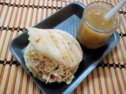Arepa con cebolla caramelizada