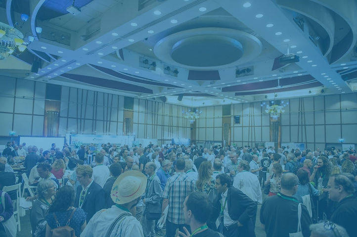 תמונת רקע של אנשים בתערוכה עם פילטר כחול