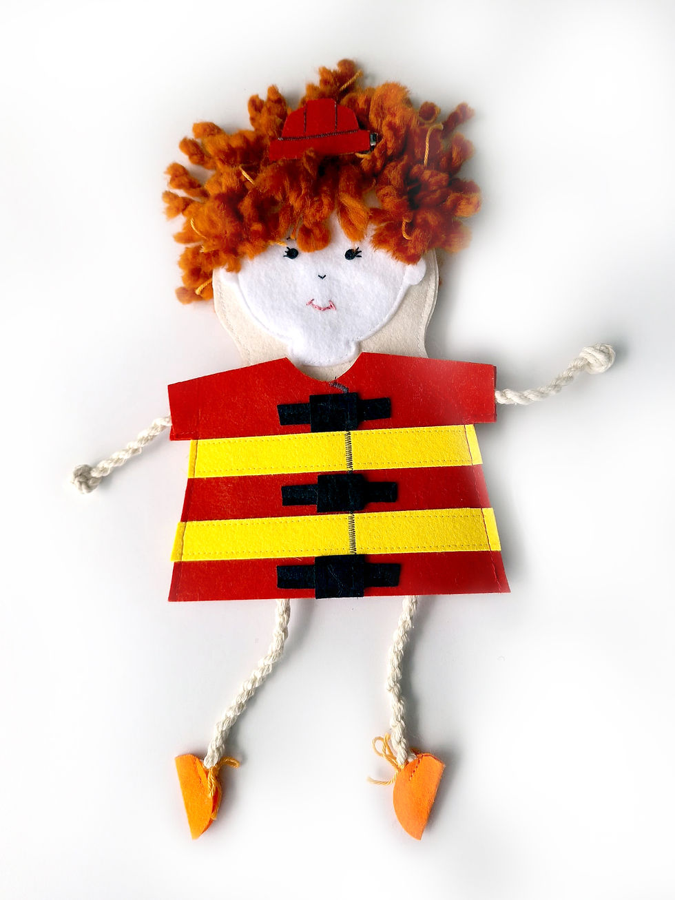 תמונה ממוזערת: אביזרי טקסטיל למשחק דמיון: גלימות וכתרים כבאי ונסיכות לבובות בעבודת יד בסטודיו ברמת גן