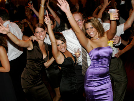 10 Tips to Energize Your Destination Wedding Reception