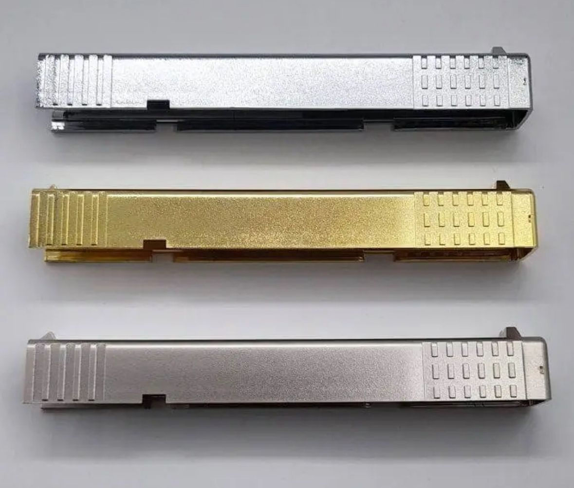 שלושה שלדות אקדח בצבעים שונים