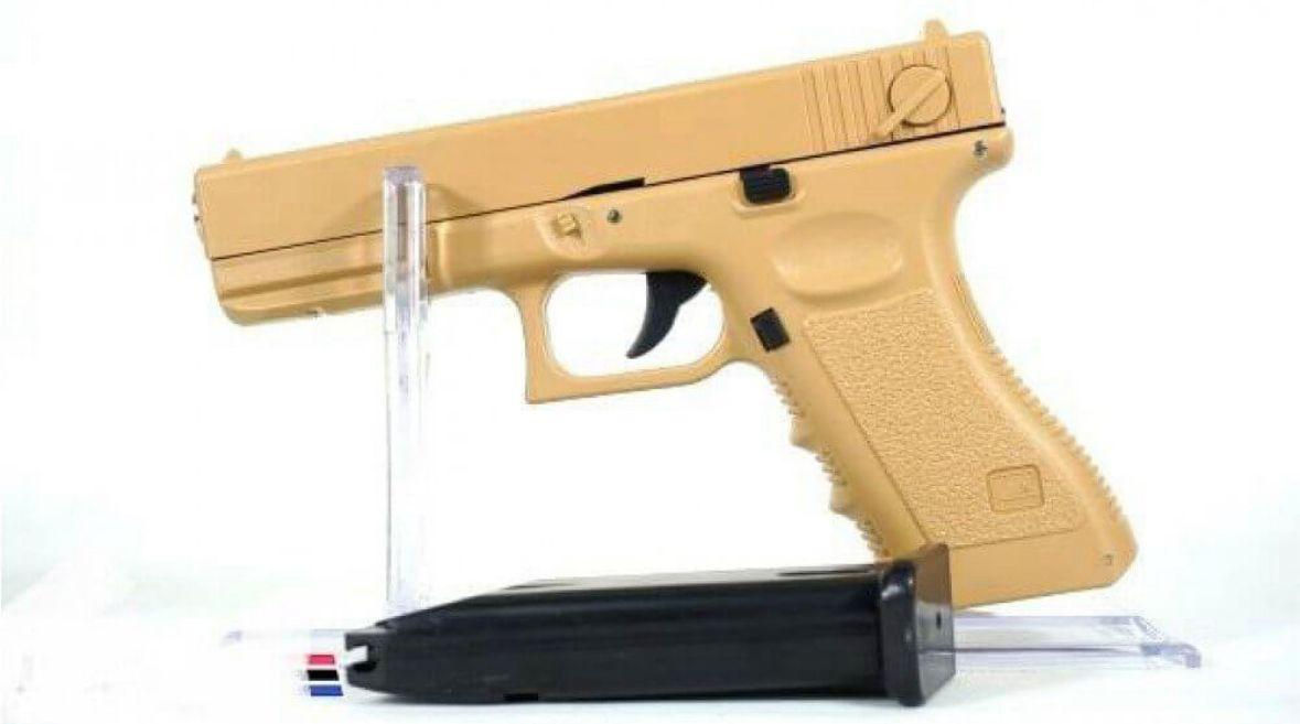 אקדח צעצוע חום בהצגה עם מחסנית