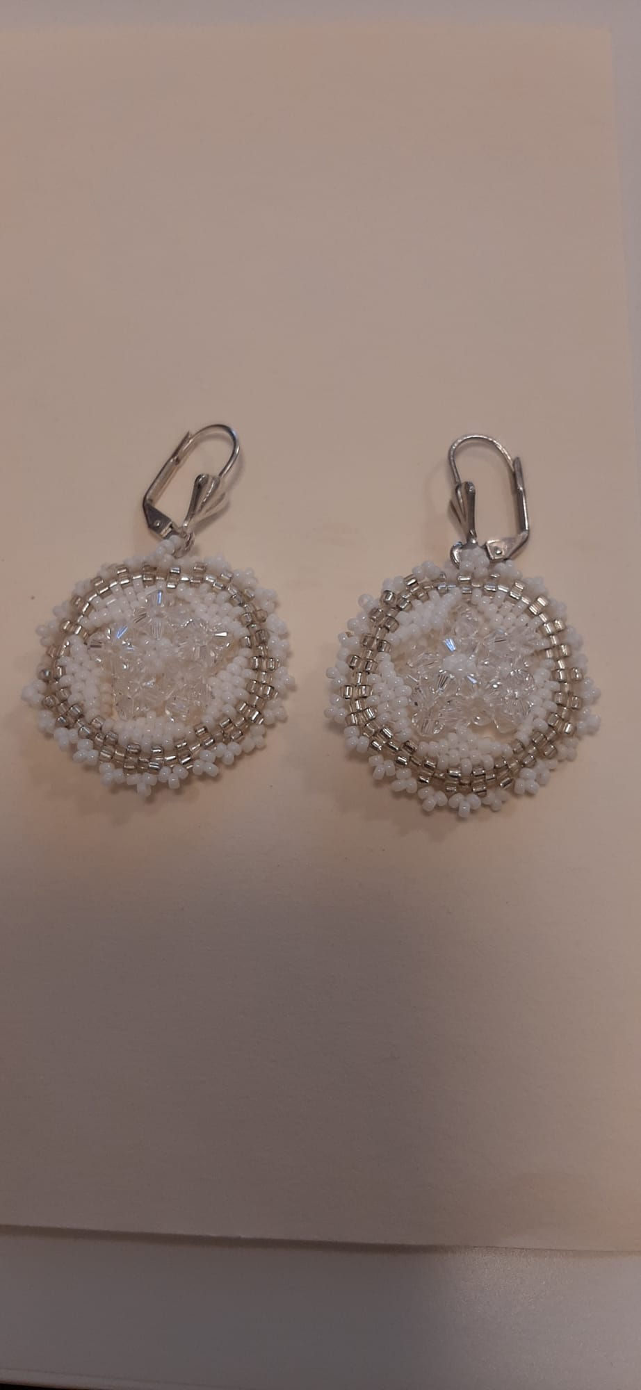 Orecchini con perline bianche