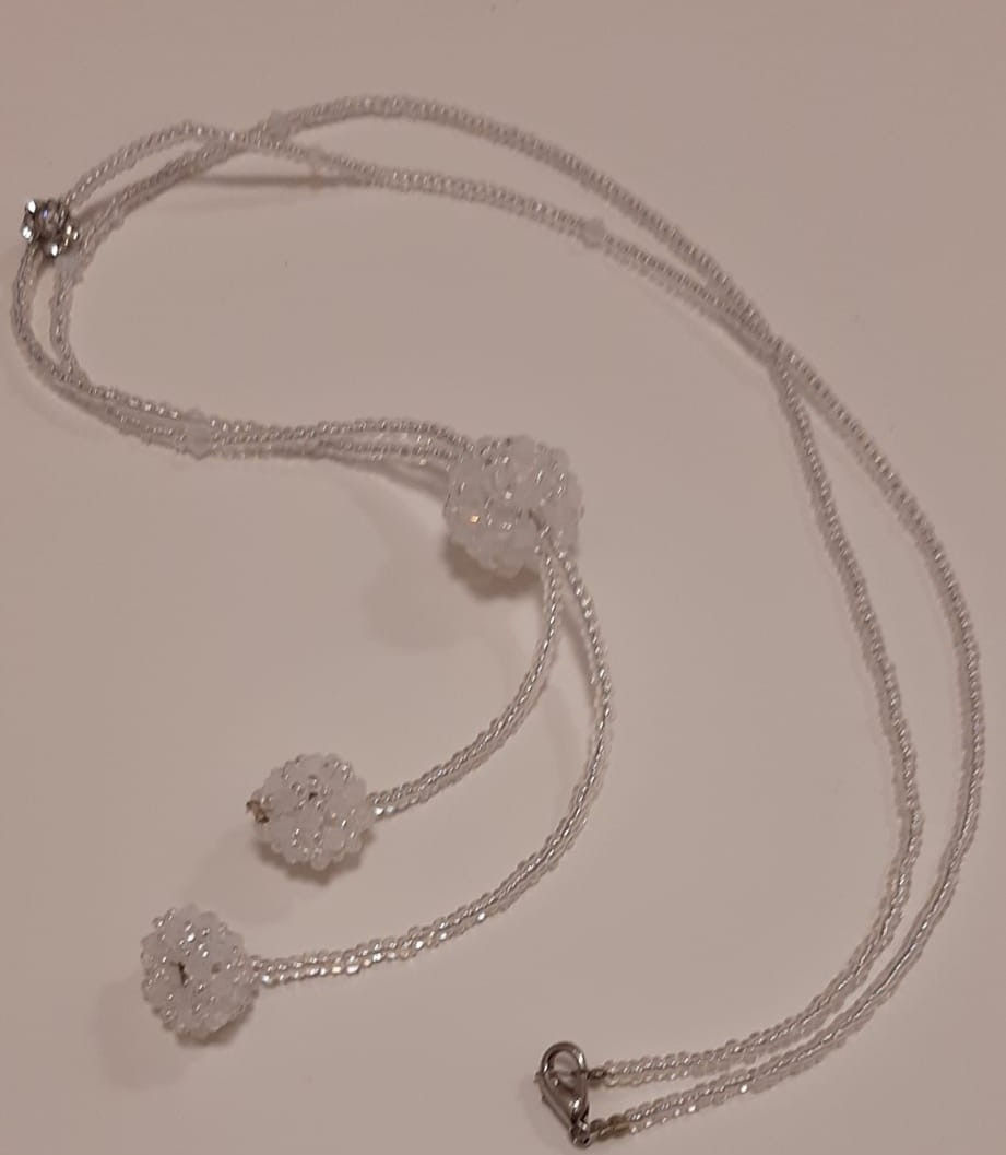 Collana con perline bianche