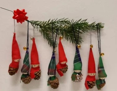gnomi con la pancia di pigna per albero di natale