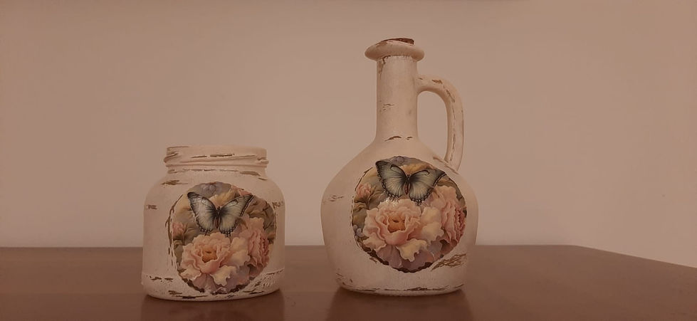 vasi e bottiglie in vetro decorati