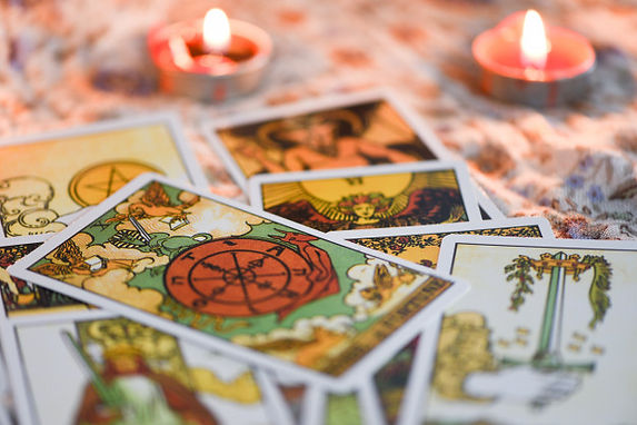 carta-tarot-luz-velas-fondo-oscuridad.jpg
