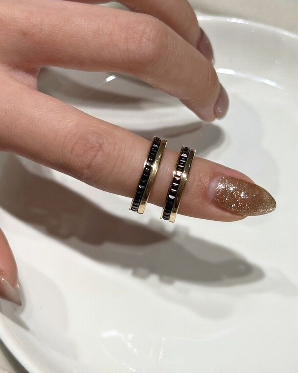 섬네일: Quatre Classique wedding band.