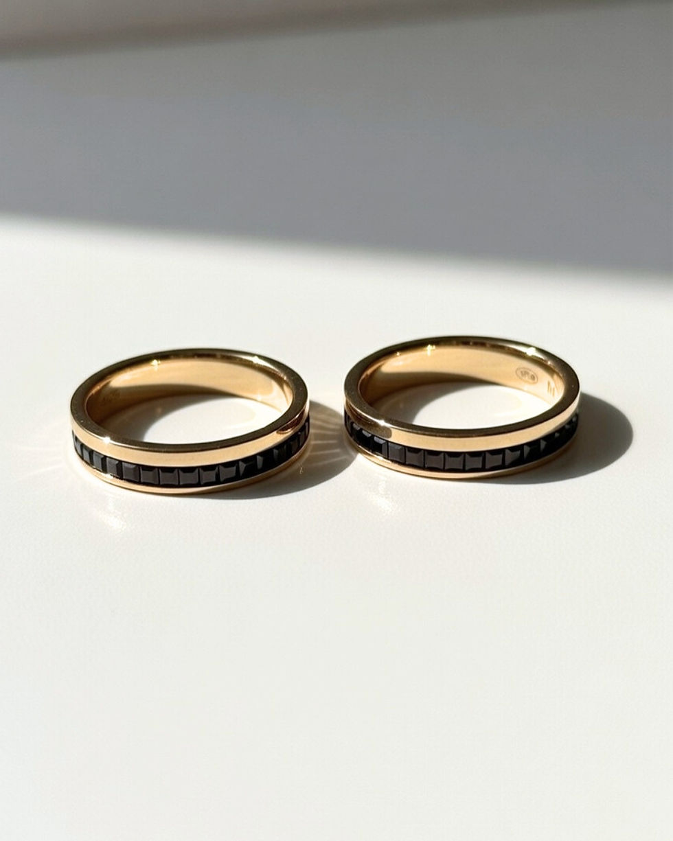 섬네일: Quatre Classique wedding band.