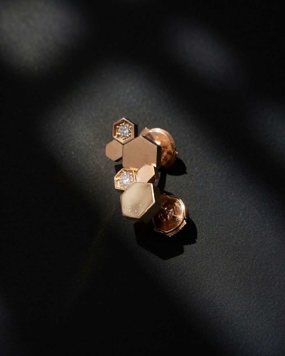 섬네일: Bee My Love stud earrings.