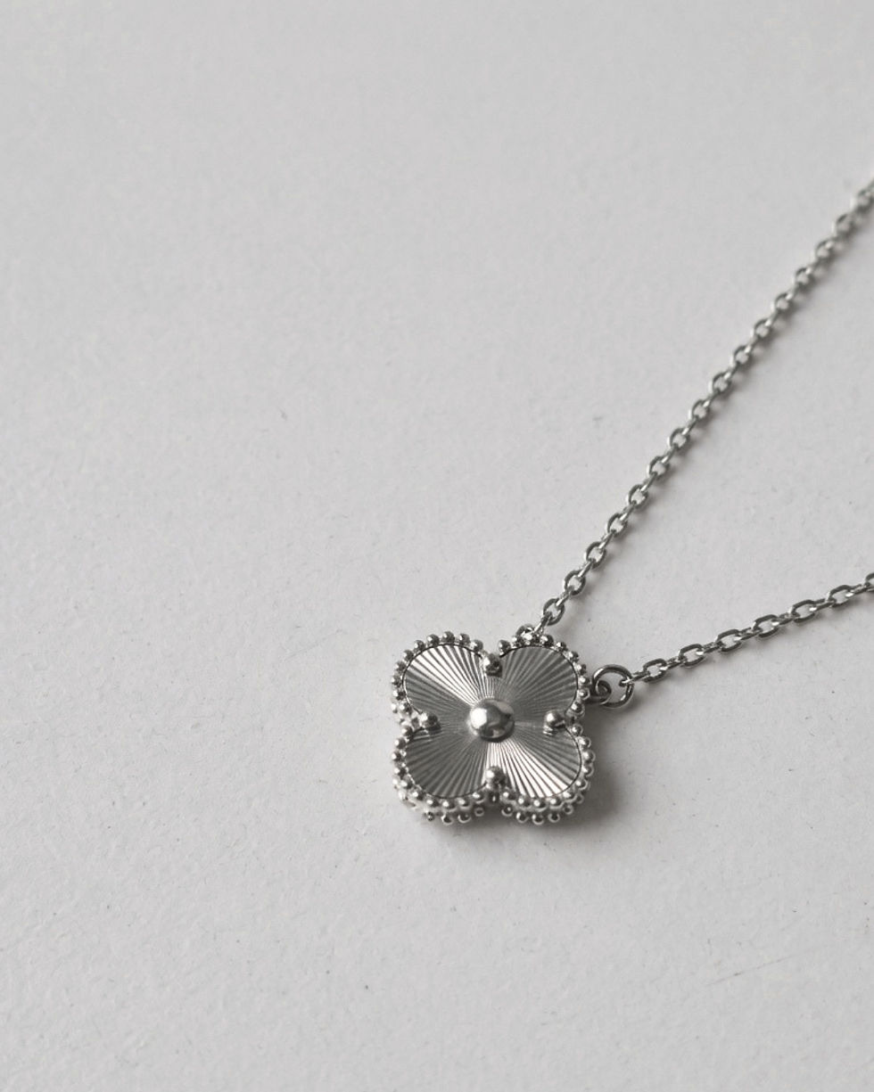 섬네일: Vintage Alhambra Guilloche Necklace.
