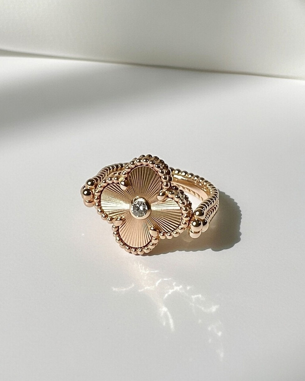 섬네일: Vintage Alhambra reversible ring.