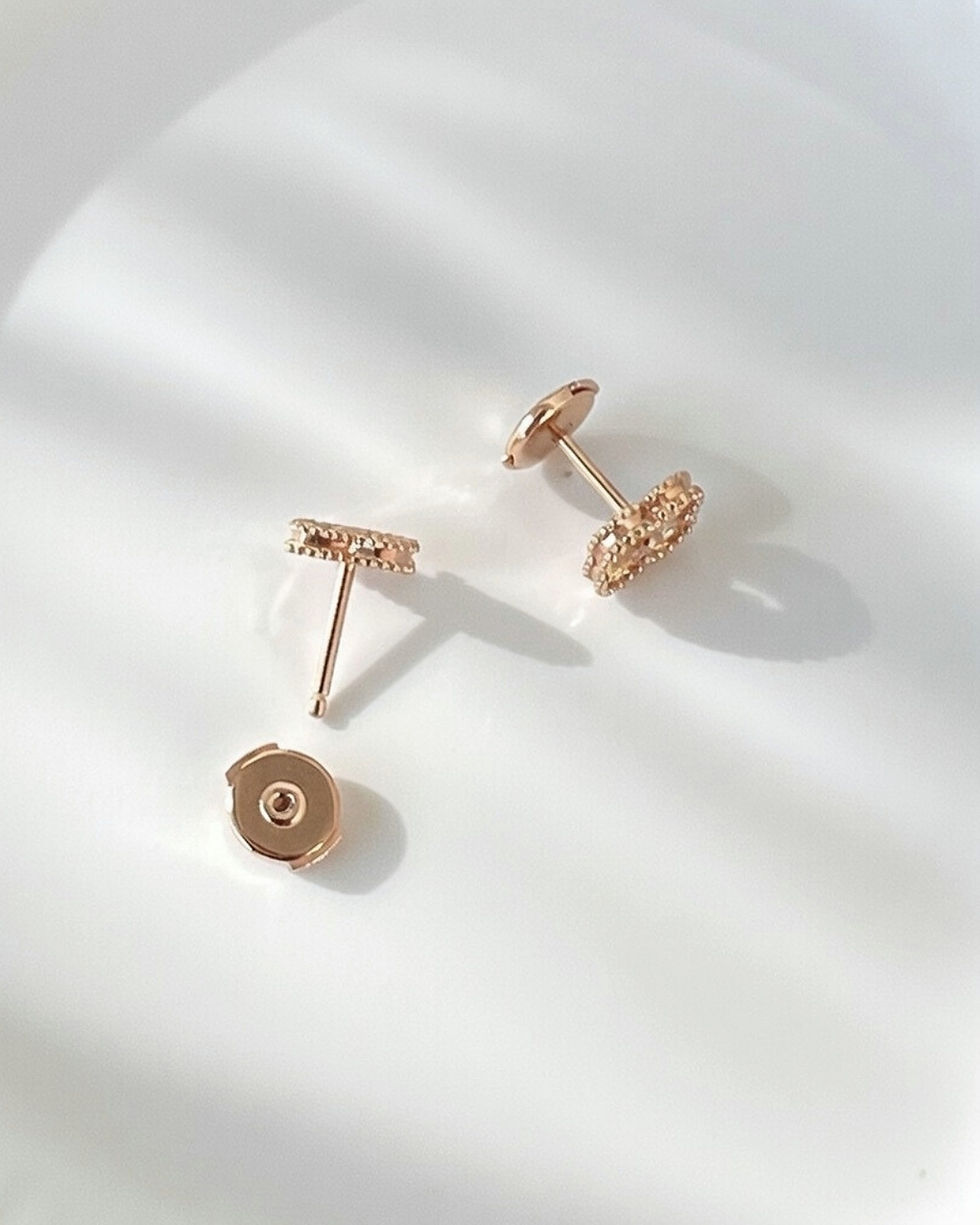 섬네일: Sweet Alhambra Clasp Earring.