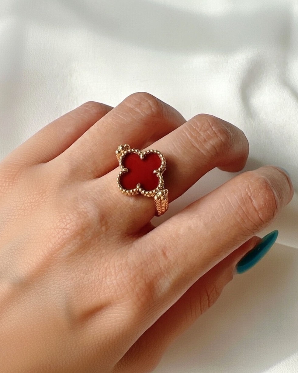 섬네일: Vintage Alhambra reversible ring.