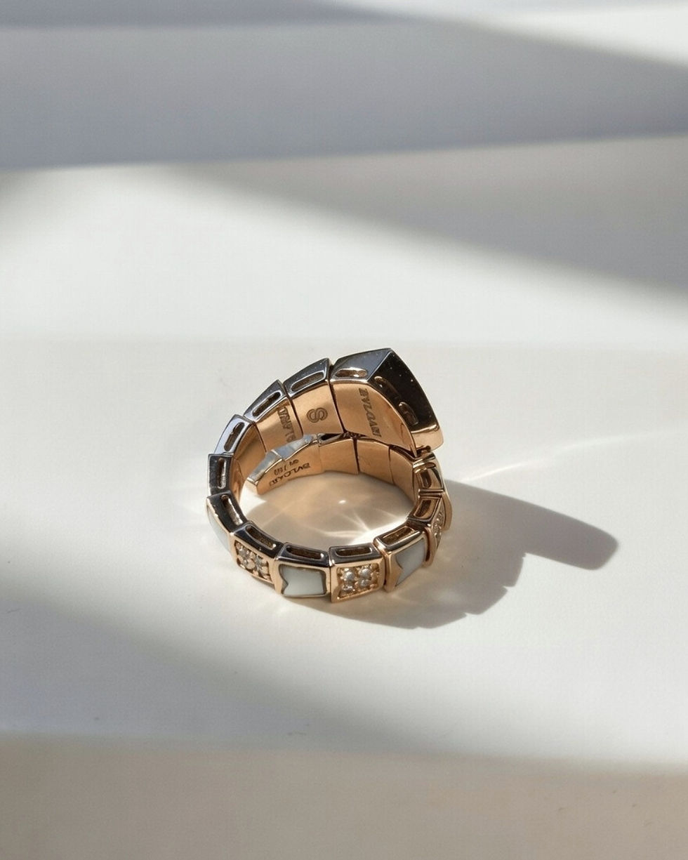 섬네일: Serpenti Viper mother-of-pearl elements.