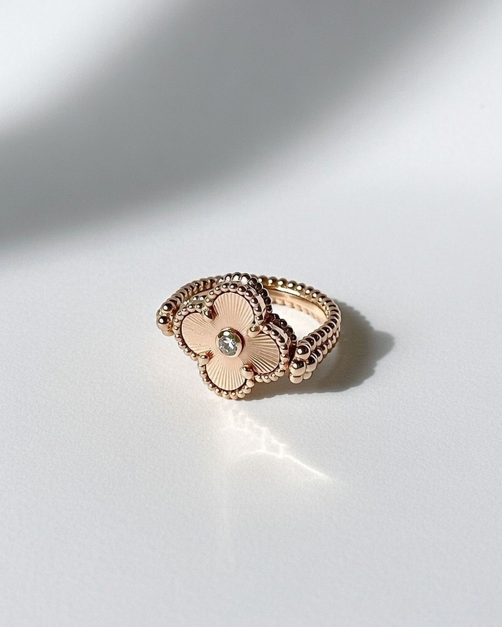 섬네일: Vintage Alhambra reversible ring.