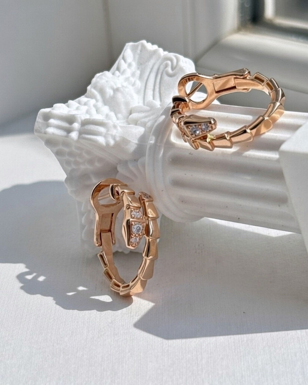 섬네일: Serpenti Viper Hoop Earring. demi-pavé