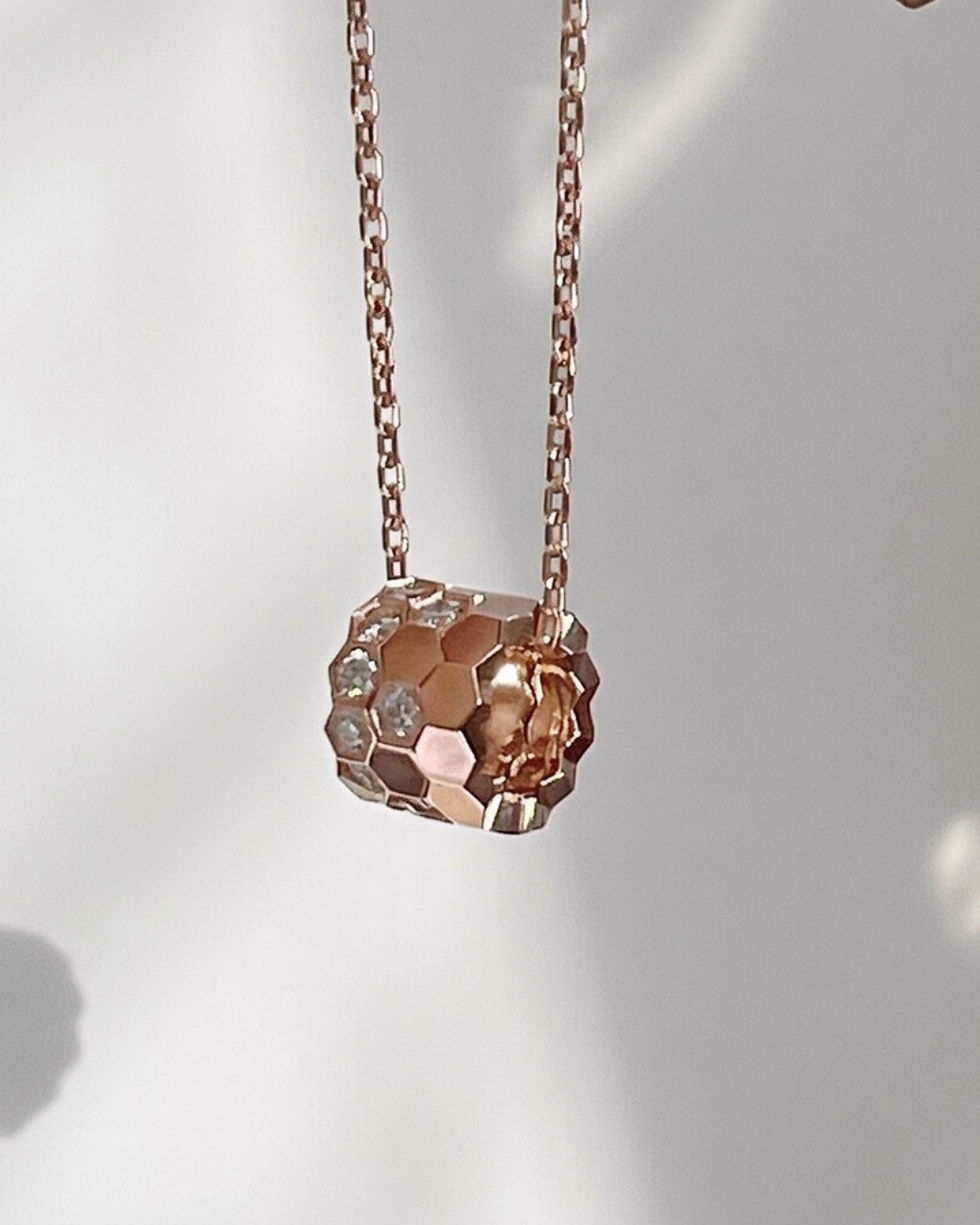 섬네일: Bee de Chaumet pendant, small model