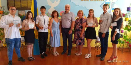Вітаємо учнів 11 класу із врученням Свідоцтв про повну загальну середню освіту