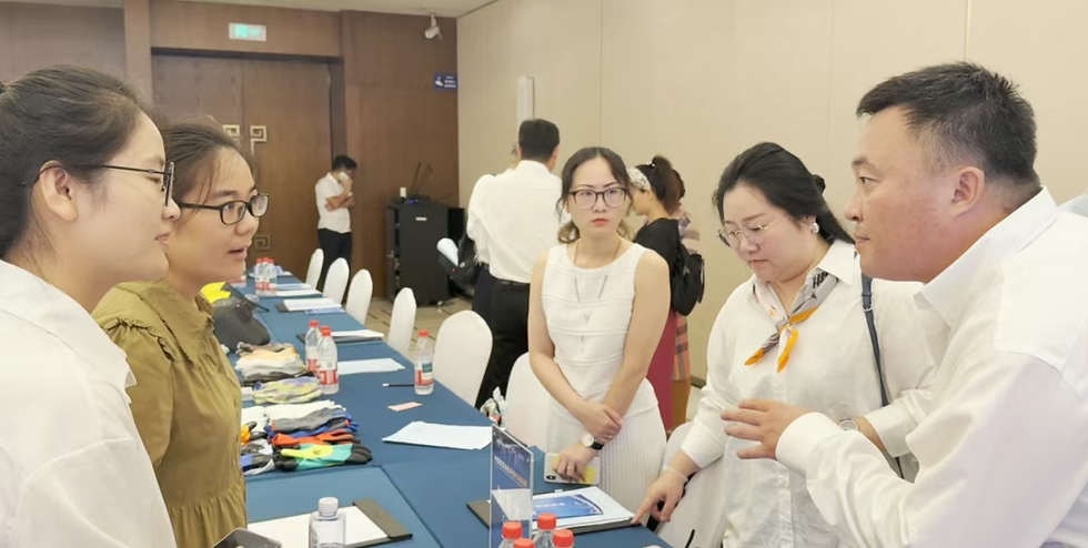 与会代在现场激烈讨论