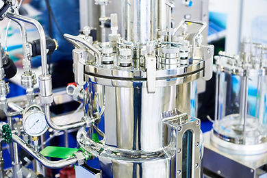 De fermentatie vindt plaats in verschillende fasen. Ten eerste consumeren de micro-organismen de suiker of ander organisch materiaal en zetten deze om in energie en andere bijproducten. Deze bijproducten kunnen alcohol, kooldioxide, melkzuur en azijnzuur omvatten, afhankelijk van het specifieke type fermentatie.
