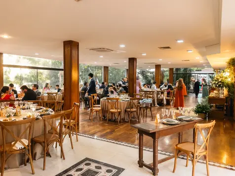 Salón señorial con invitados en boda Terrazas Vista Verde