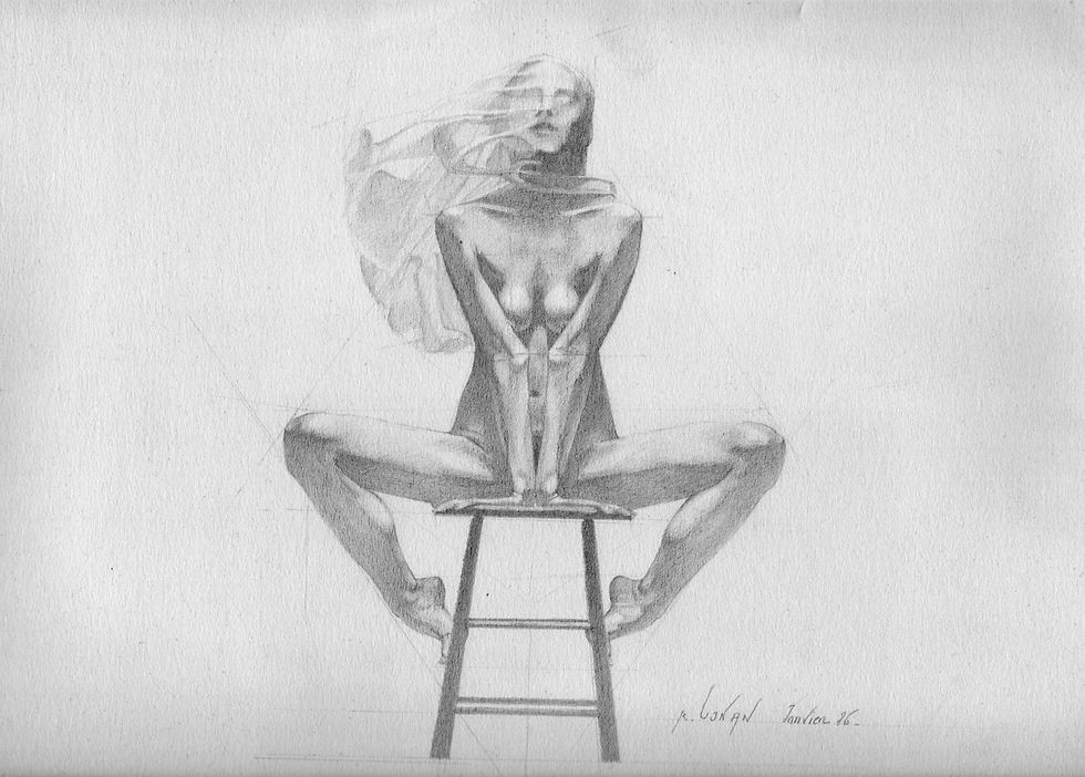 femme sur tabouret