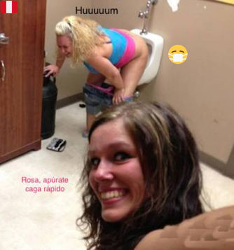 Chicas malas, atorando urinarios...!