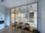 Ganzglas-Trennwand im Loft-Design mit schwarzen Rahmen