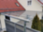 Moderne Glasüberdachung an einem Wohnhaus