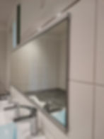Moderner Wandspiegel über Waschbecken im Badezimmer