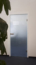 Ganzglastür mit Mattierung und Firmenlogo im Büro
