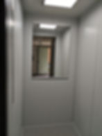 Wandspiegel in einem modernen Aufzug