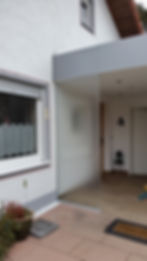 Moderner Glas-Windfang mit Satinierung vor Hauseingang