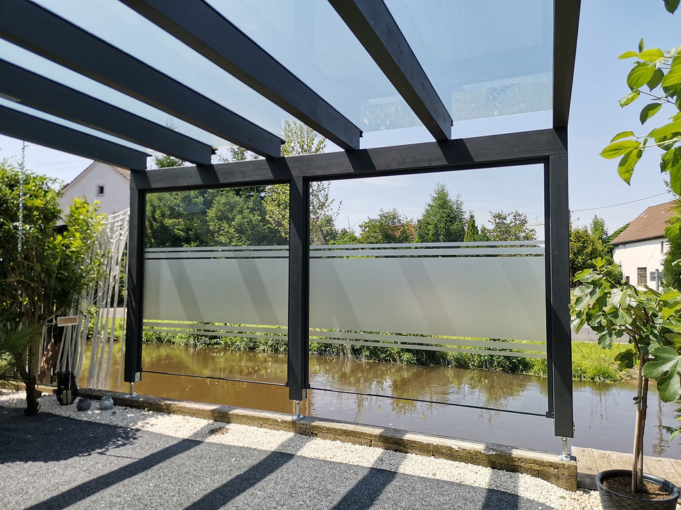 Moderner Glas-Windfang mit Sichtschutz am Terrassendach