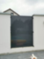 Dunkler Glas Windfang zwischen zwei weißen Mauerpfeilern