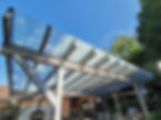 Terrassenüberdachung aus Holz mit Glaselementen