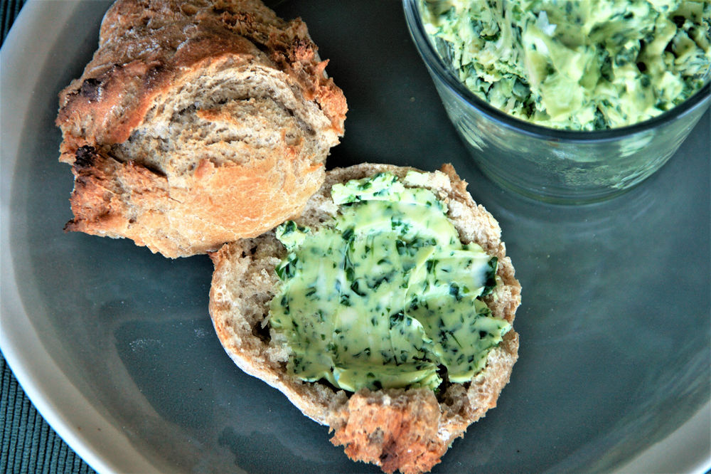 Schweizer &amp;quot;Bürli&amp;quot; mit Bärlauchbutter