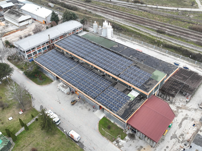 Соларна централа со соларни панели и инвертори / Photovoltaic power plant with solar panels and inverters

