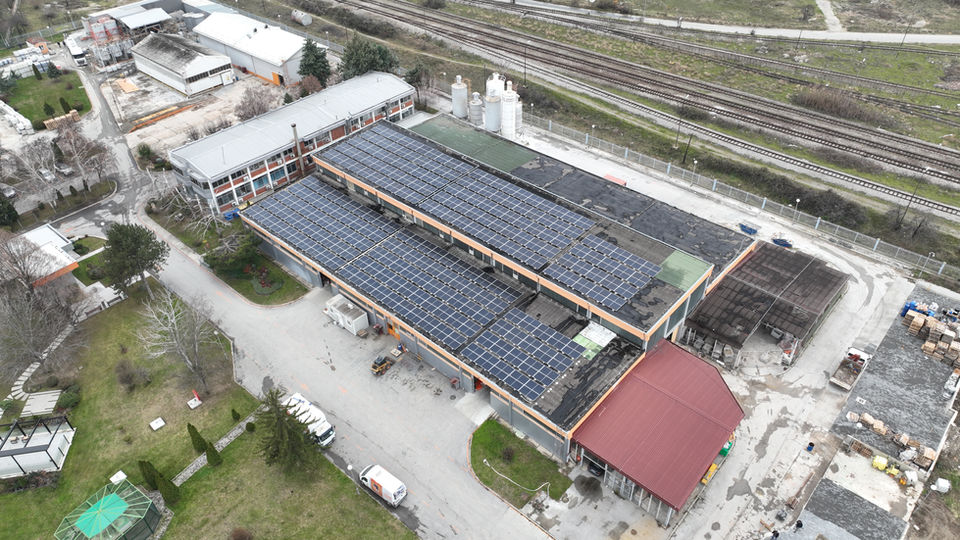 Соларна централа со соларни панели и инвертори / Photovoltaic power plant with solar panels and inverters
