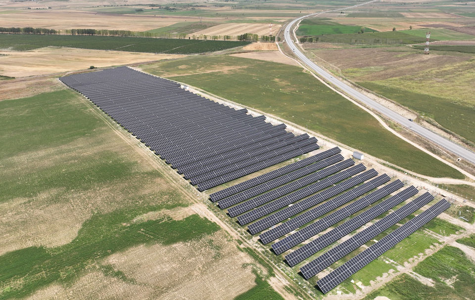 Соларна централа со соларни панели и инвертери / Photovoltaic power plant with solar panels and inverters
