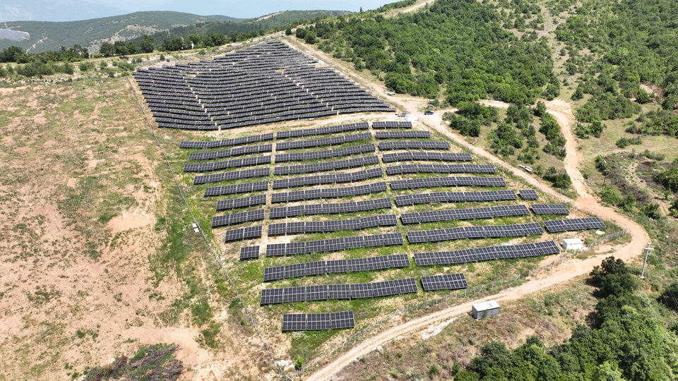Фотоволтаична централа со соларни панели и инвертери / Photovoltaic power plant with solar panels and inverters
