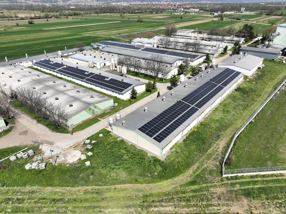 Фотоволтаичен систем со соларни панели и инвертори / Photovoltaic solar energy system with solar panels and inverters.

