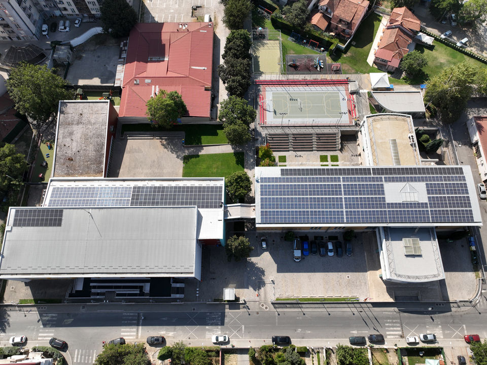 Фотоволтаичен систем со соларни панели и инвертери / Photovoltaic solar energy system with solar panels and inverters.
