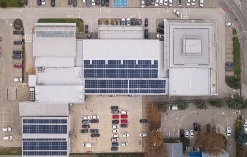 Соларен систем со соларни панели и инвертори / Photovoltaic solar energy system with solar panels and inverters.
